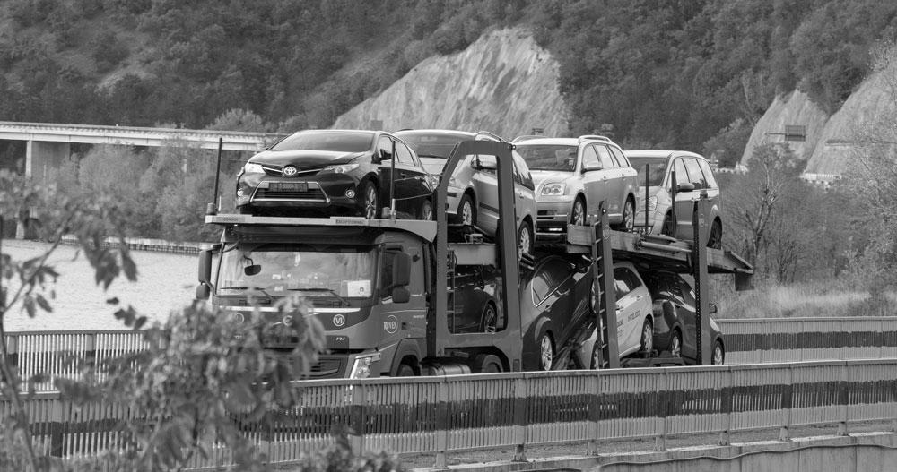 Camión transportando automóviles a concesionarios